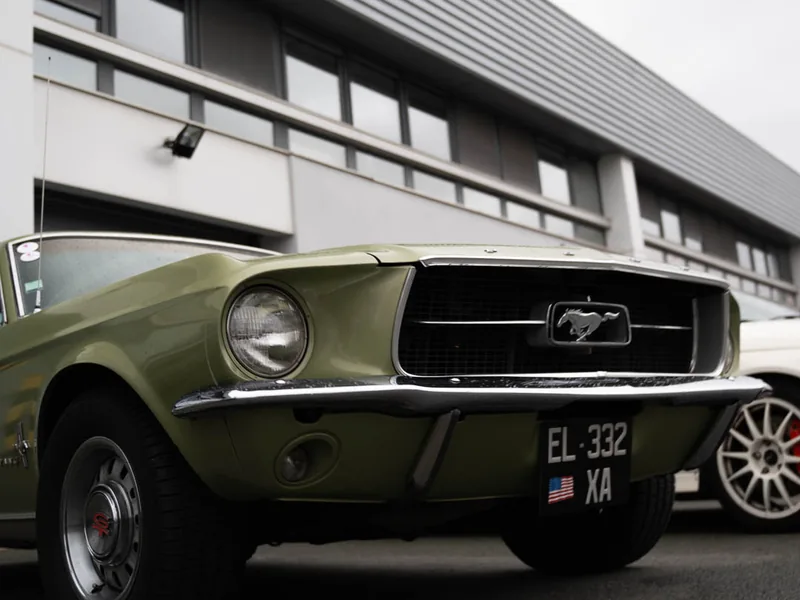 Rasso Lightspeed — Ford Mustang lors d'un rassemblement automobile